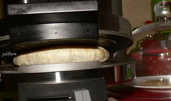 صانع التورتيلا أو صانع التورتيلا. صانع Chapatit أو الخبز المسطح