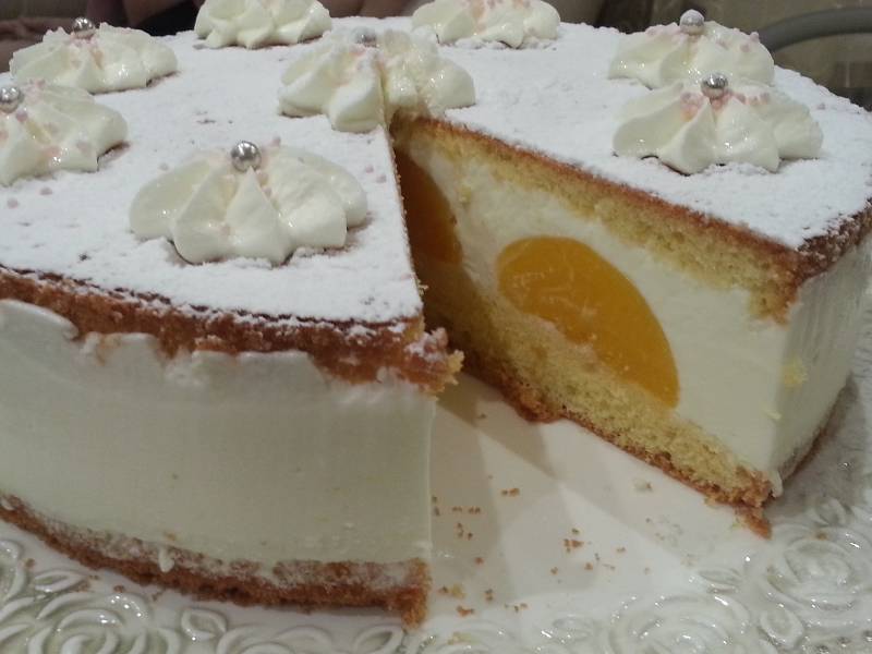 Creamy peach cake