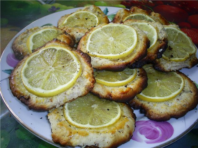 Almond cookies with lemon wedges
