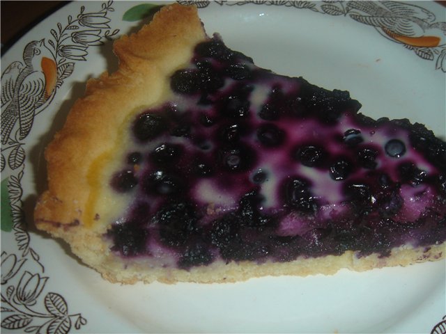 Shortbread pie with blueberries