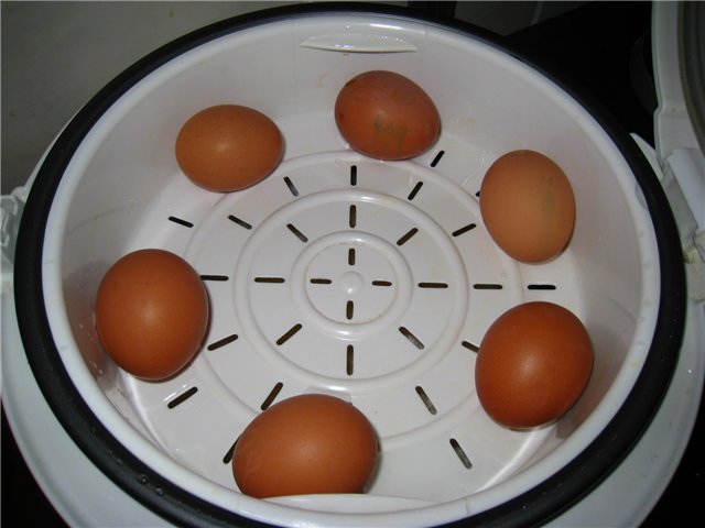 Kása és főtt tojás reggelire (az időzítőn) egy Panasonic multicookerben