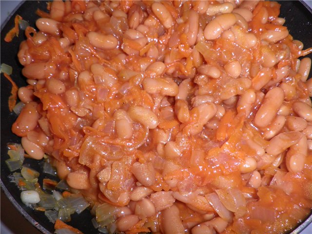 Rollitos de col con frijoles en salsa de tomate