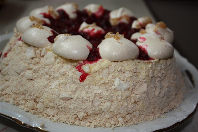Gourmet cake with meringue and cranberries