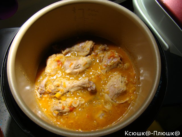 Muslo de pollo con verduras en una olla de cocción lenta