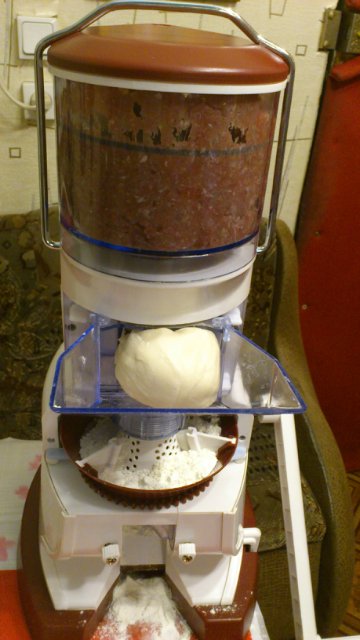 Machine for making dumplings, ravioli