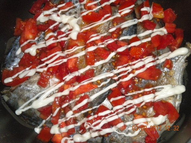 Pampanito zapiekane z pomidorami i serem w powolnej kuchence