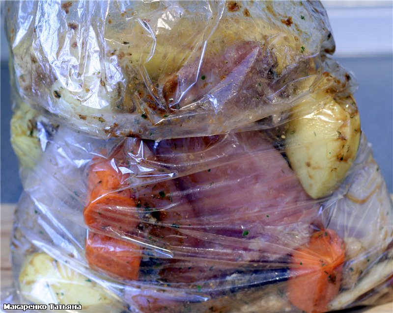 Cosce di coniglio con patate in un sacchetto da arrosto (Cuculo 1054)