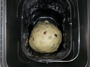 Easter cake on yolks (kneading dough in a bread maker)