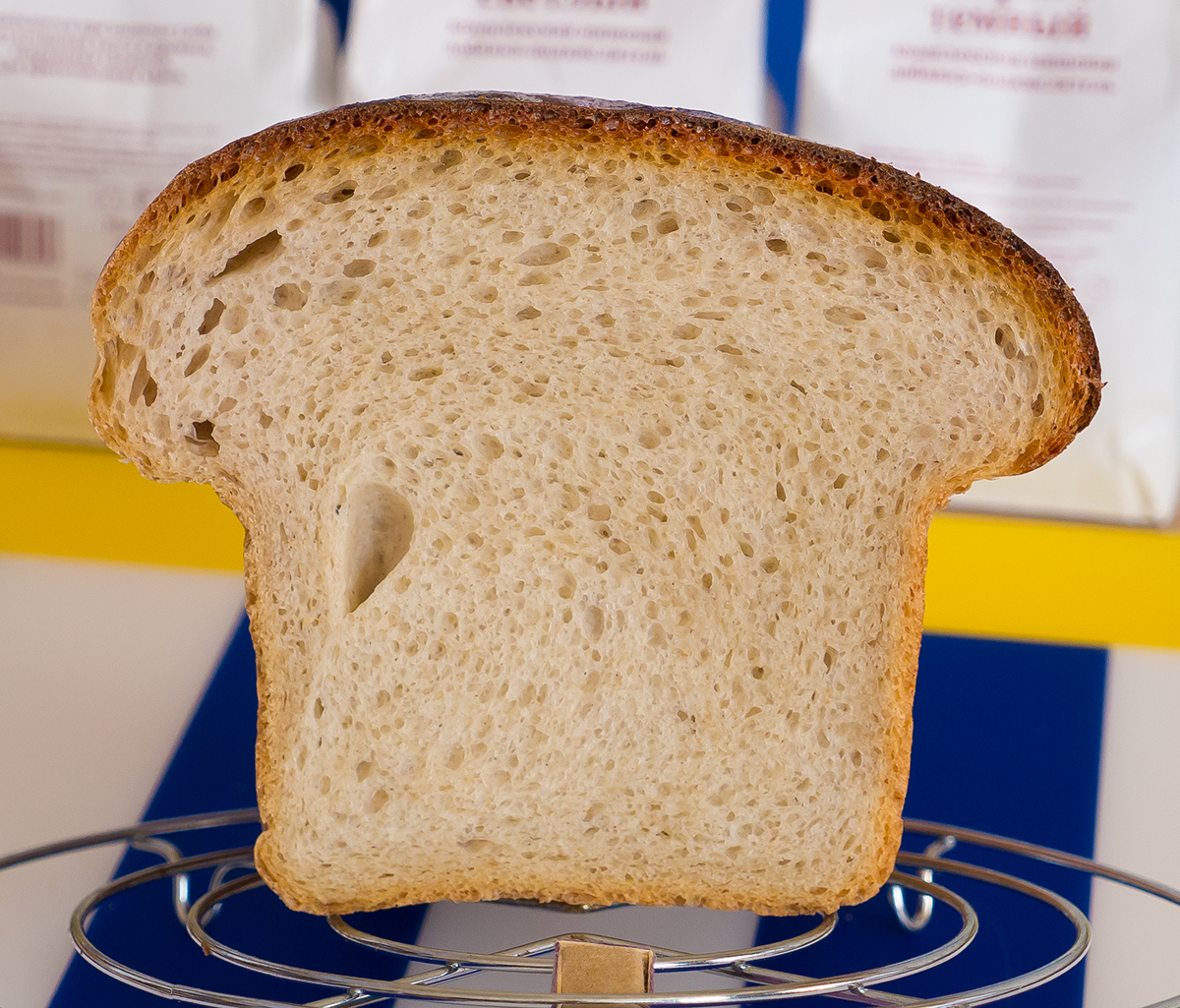 Wheat bread with rye sourdough