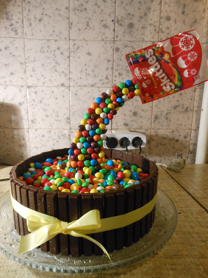 Cake with M & M's and Kit Kat chocolate (decoration workshop)