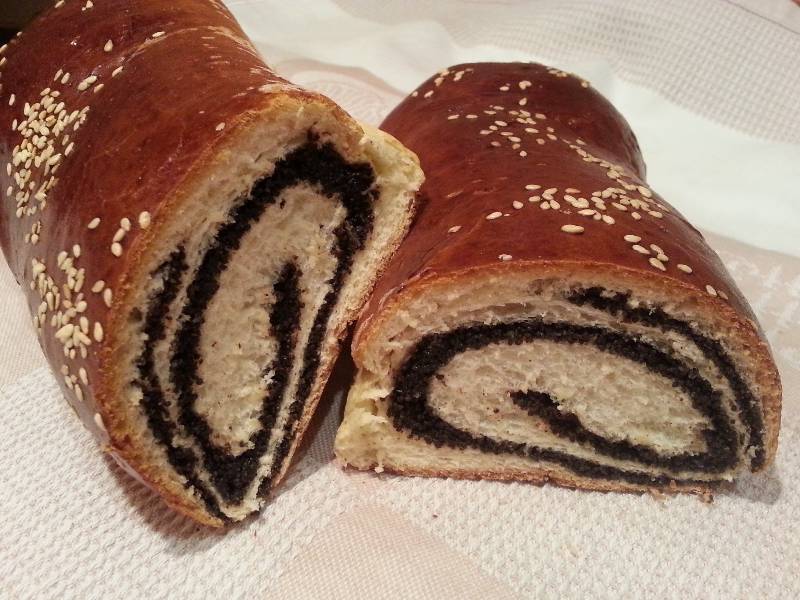 Roll with poppy seeds, nuts and raisins
