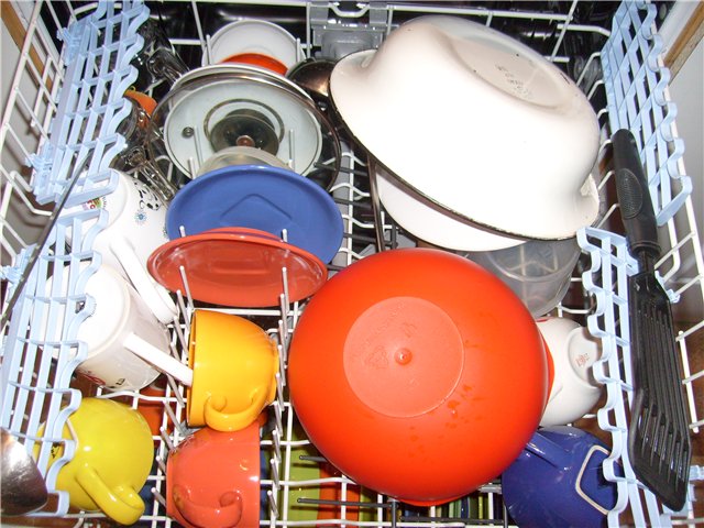 Cómo colocar los platos en el lavavajillas.