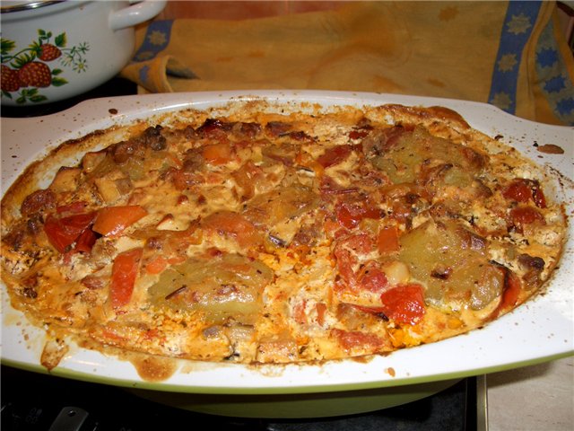 Pepper stuffed with vegetables, meat and creamy gravy
