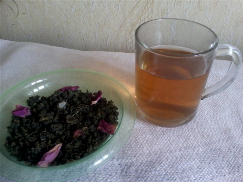 Fermented tea made from leaves of garden and wild plants (master class)