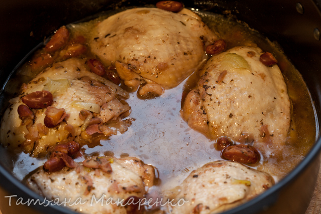 Chicken thighs with canned beans in Oursson 4002 pressure cooker