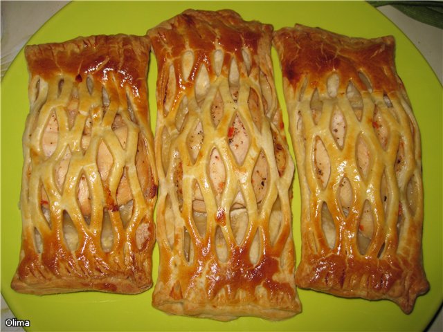 Chicken fillet in a puff pastry net
