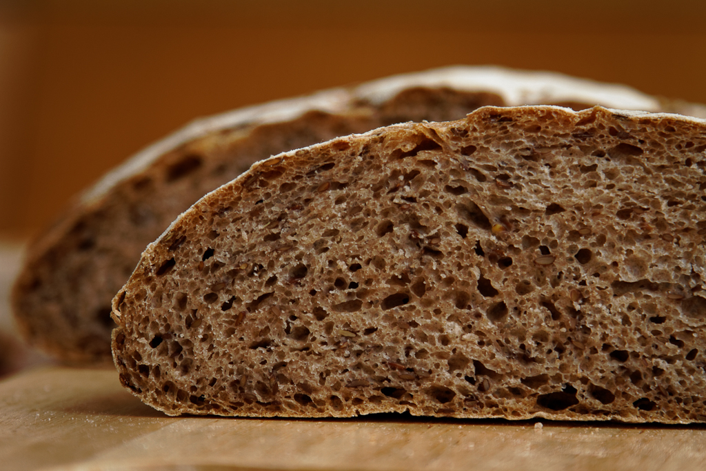 خبز الحنطة مع بذور الكتان