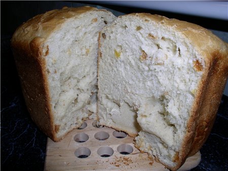 Wit broodje voor thee met gekonfijt fruit (Pina Colada) (broodbakmachine)