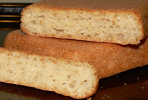 Pan sobre patatas crudas con hierbas (horno)