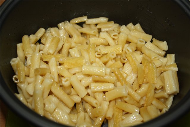 Gekookte en gebakken pasta in een multikoker (boekweitmodus) in een Panasonic multikoker
