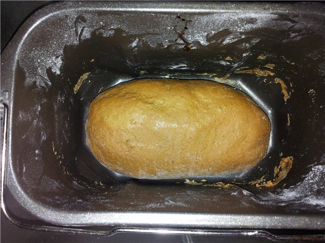 Rozs kovászon alapuló fekete aromás kenyér.