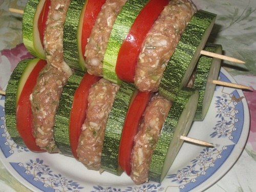 Brochetas de calabacín con carne picada y tomates