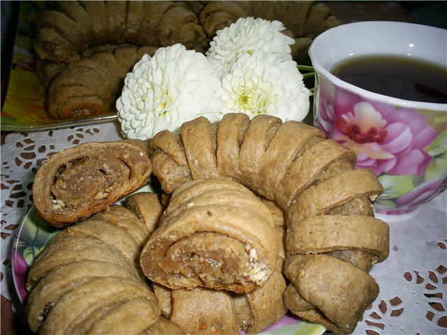 Cottage cheese-coffee bagels with almonds