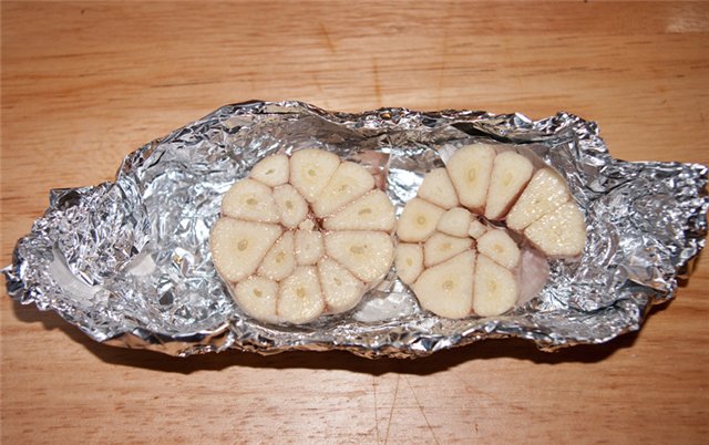 Potato buns with baked garlic