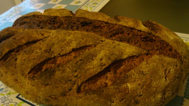 Pan aromático con masa madre de centeno al horno