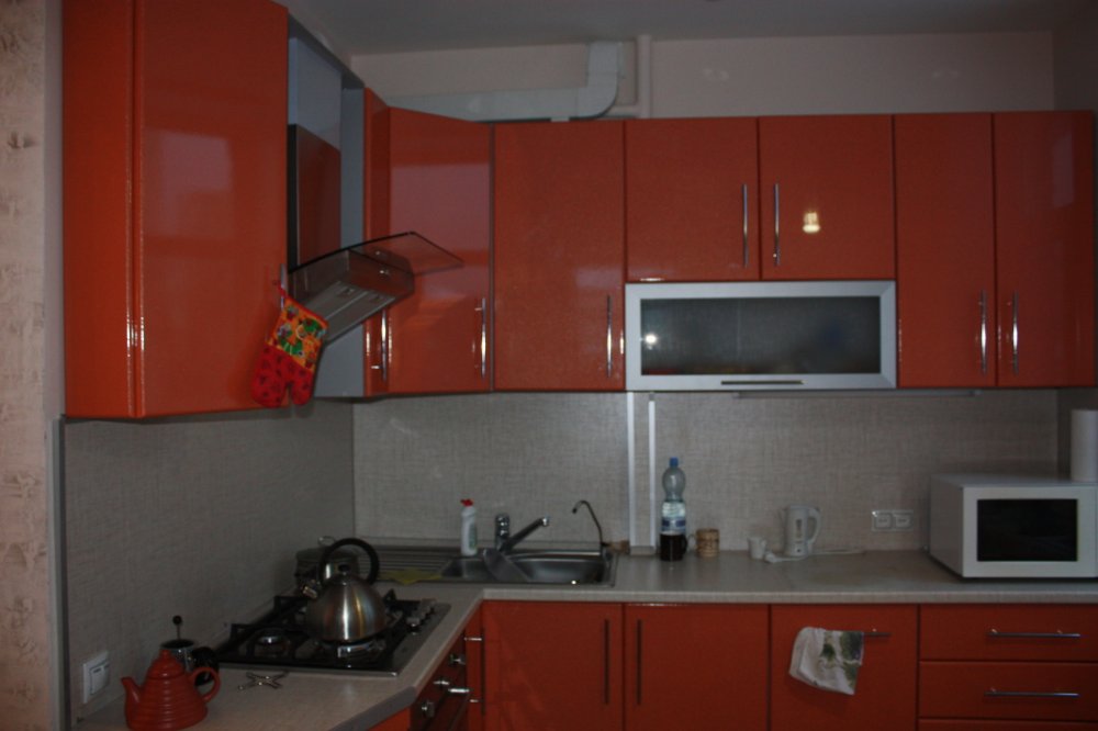 Maniac's droom. Keuken in lichtgroene en oranje kleuren.