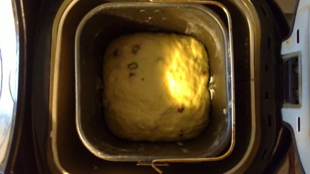 Húsvéti torta sárgáján (tészta gyúrása kenyérsütőben)