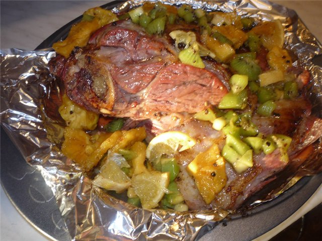 Lamb shoulder baked with dried pineapple and kiwi