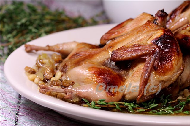 Quail in wine with raisins and nuts
