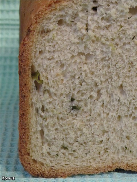 Pan con pepino fresco y eneldo en una máquina de pan