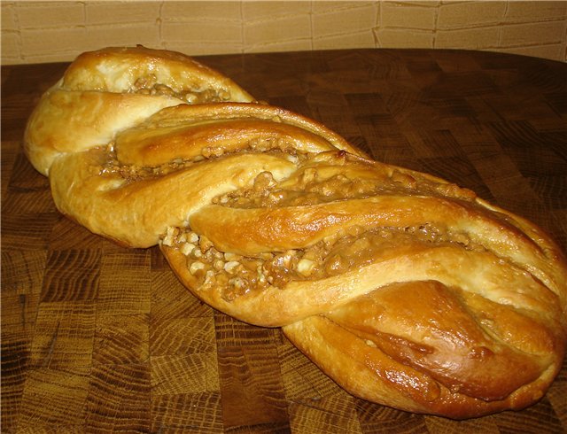 Kranz with boiled condensed milk and walnuts (cold dough)