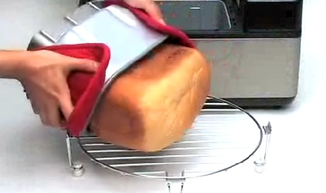 A kenyér könnyen kivehető! ..