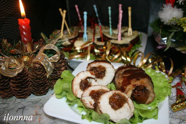 Rollitos de pollo festivos con higos y cebollas caramelizadas