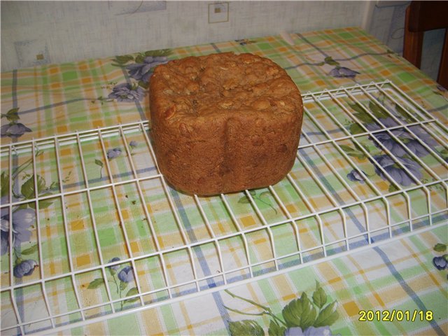 Wheat-rye bread with rice flour, nuts and seeds