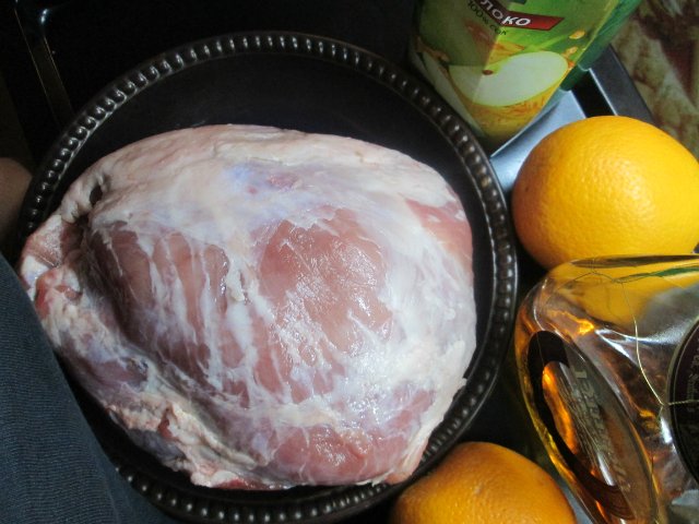 Pork leg in a glaze of orange with spices and whiskey