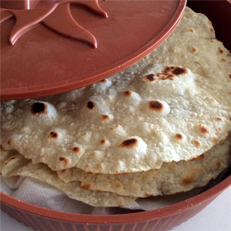 Meksykańskie tortille (tortille) na patelni iw Tortilla Maker firmy lu_estrada