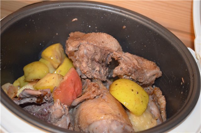 Goose with apples in a slow cooker