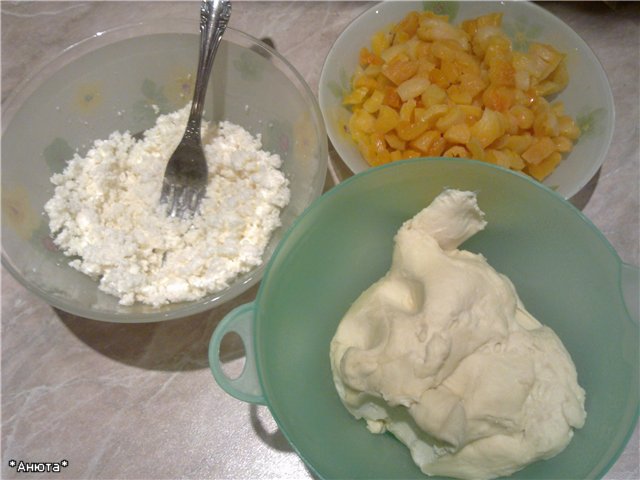 Unsweetened dough roll with dried apricots and cottage cheese