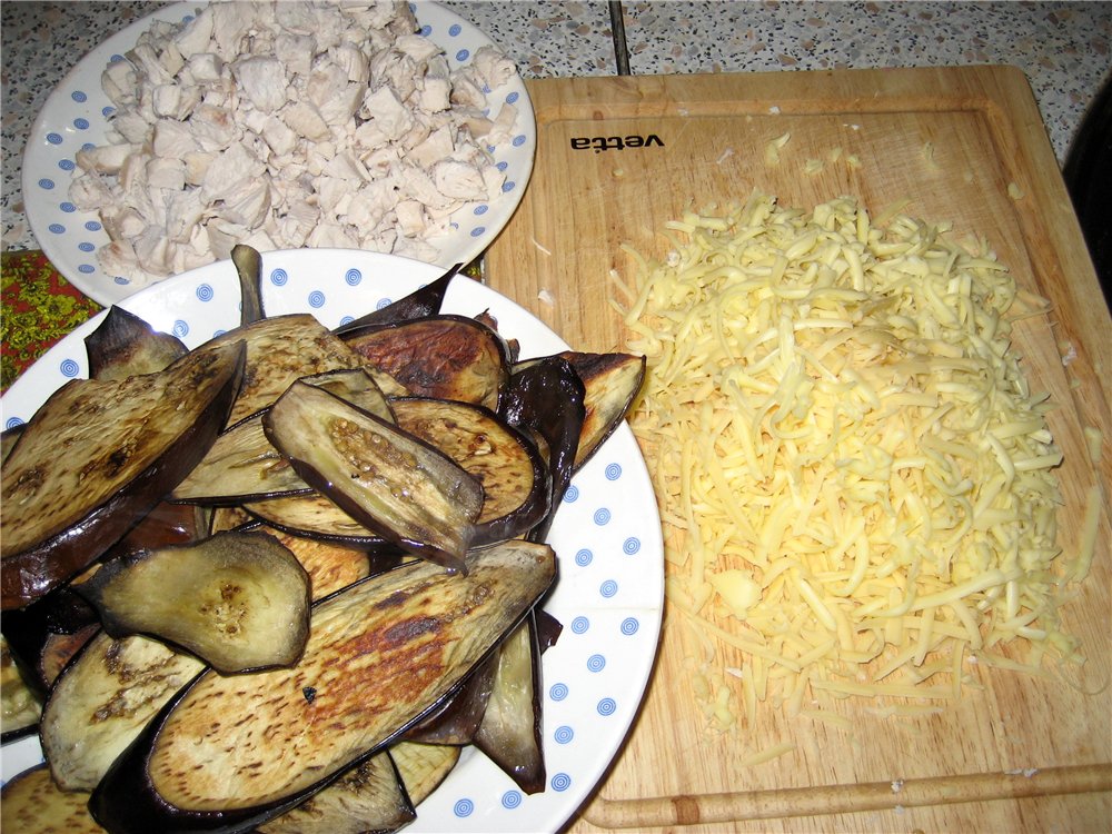 Eggplant baked with chicken fillet