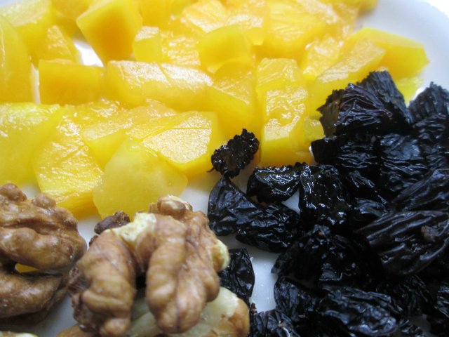 Kwarkpudding met noten en gekonfijt fruit
