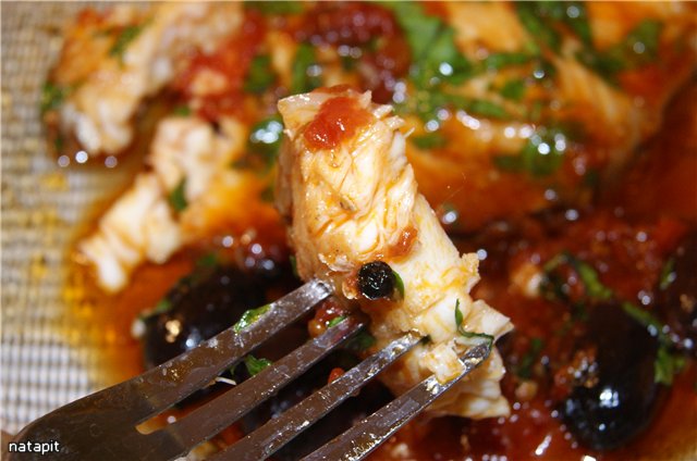 Pez espada con salsa de aceitunas y arroz aromático con guisantes