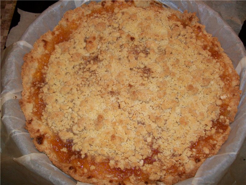 Pie with curd and streusel