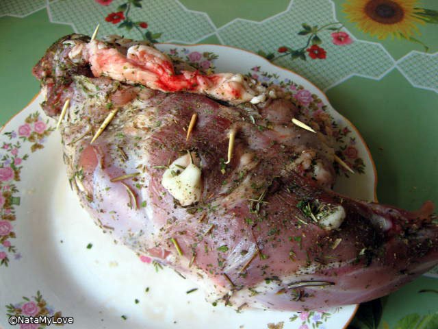 Leg stuffed with dried apricots and almonds
