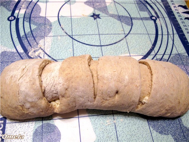 לחם חיטה עם דגנים מלאים וגבינת חמוצה