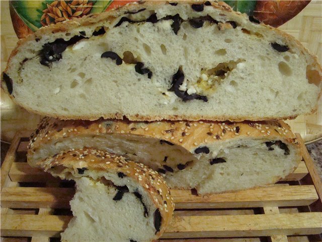 Grecki chleb z fetą i oliwkami (piekarnik)