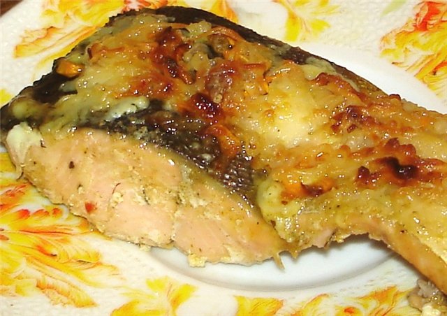 Salmón rosado al horno bajo una capa vegetal